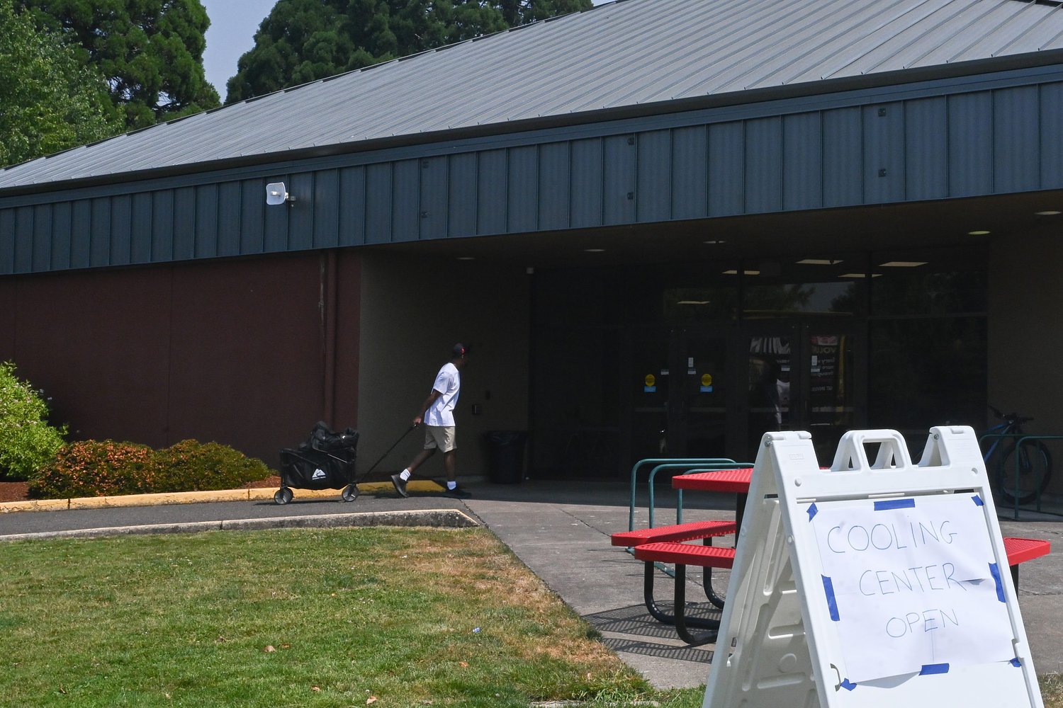 St. Vincent de Paul opens cooling, smoke shelter at Lane Events Center