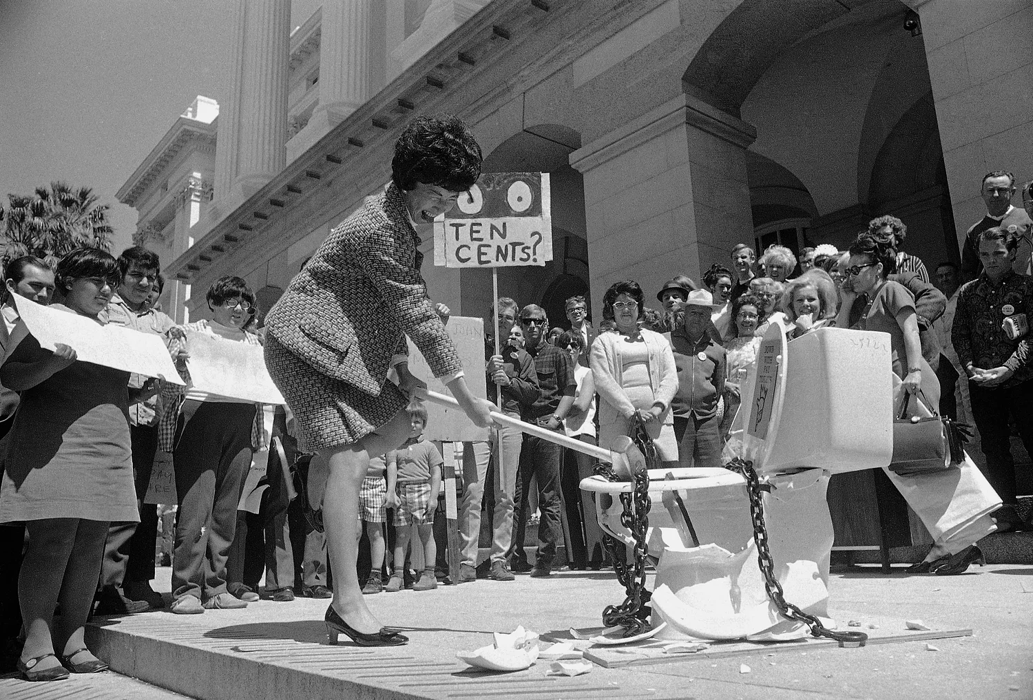 The Messy Fight for Clean, Free Public Bathrooms