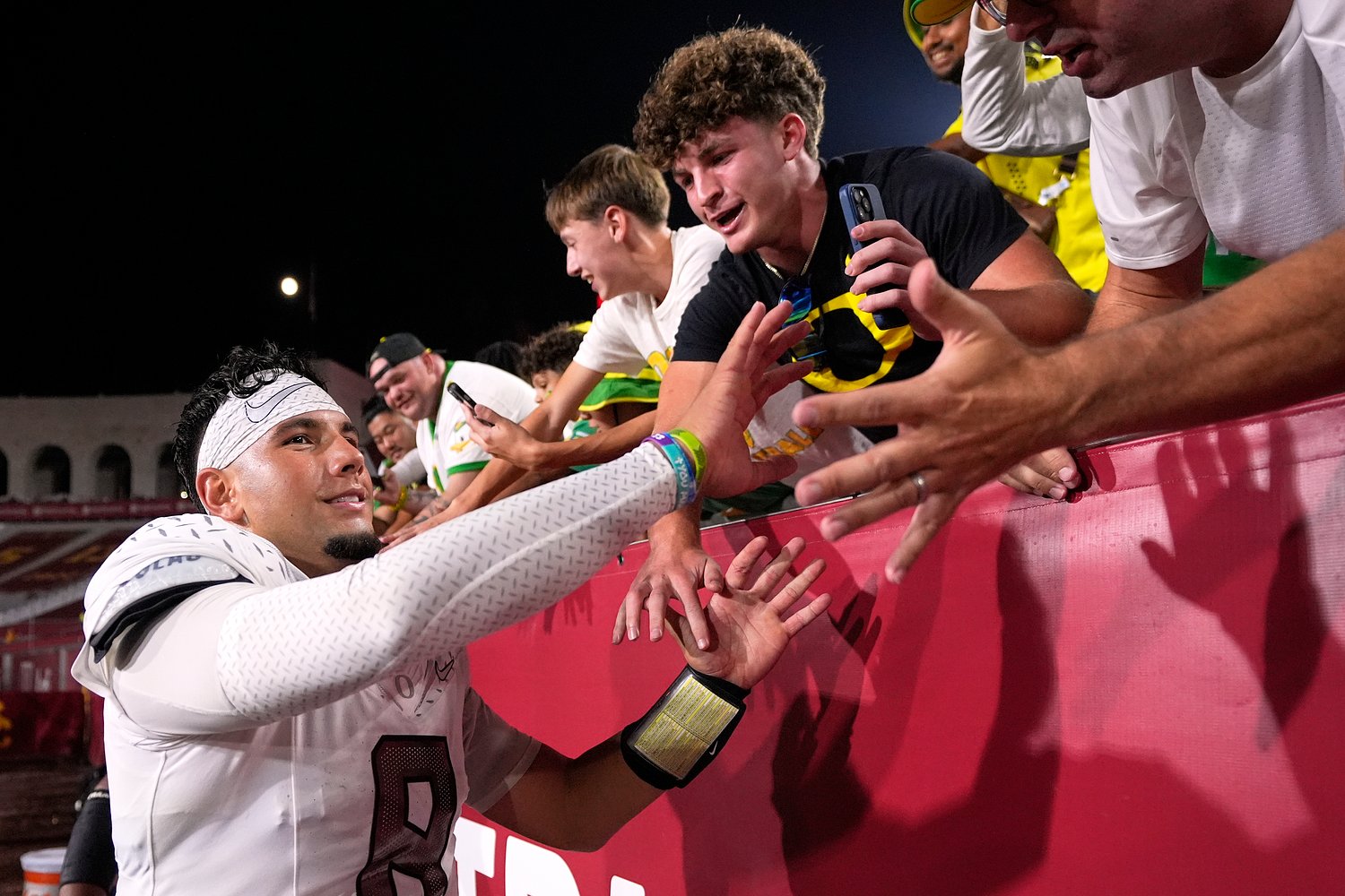 Composure, connection, execution lift Ducks over USC in emotional victory following Dante Moore injury