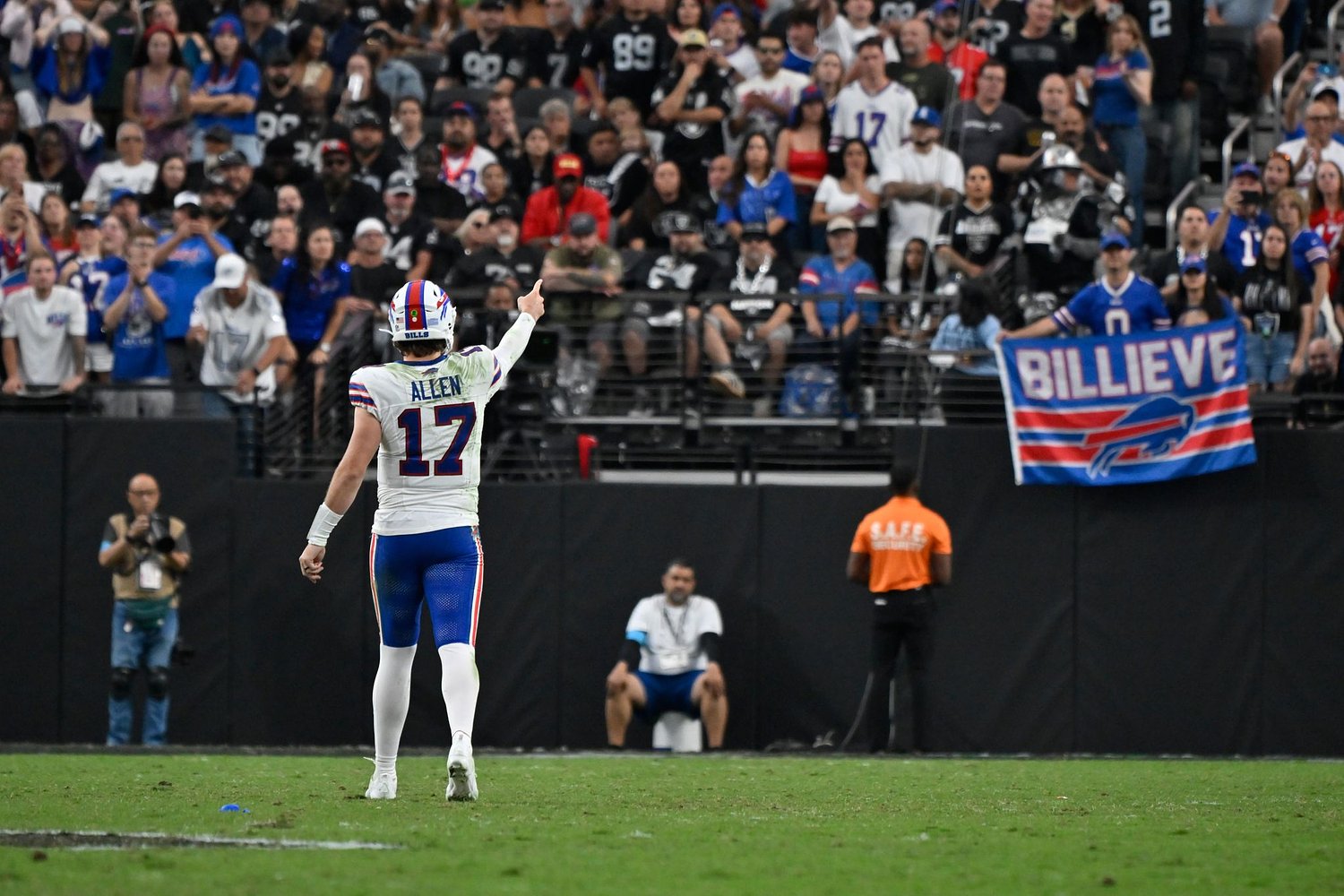 Josh Allen ties Jim Kelly's Bills TD pass record as Buffalo holds off Raiders 33-30