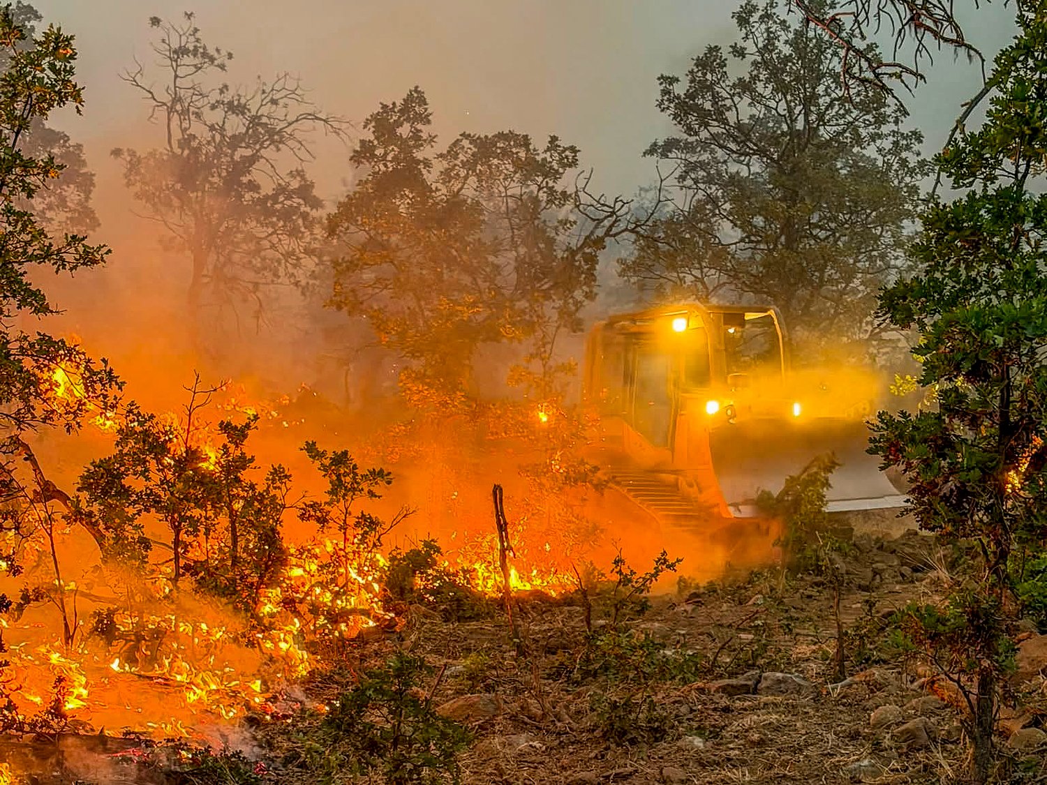 Watch from inside a dozer on Oregon’s Grasshopper fire; Dufur on Level 2