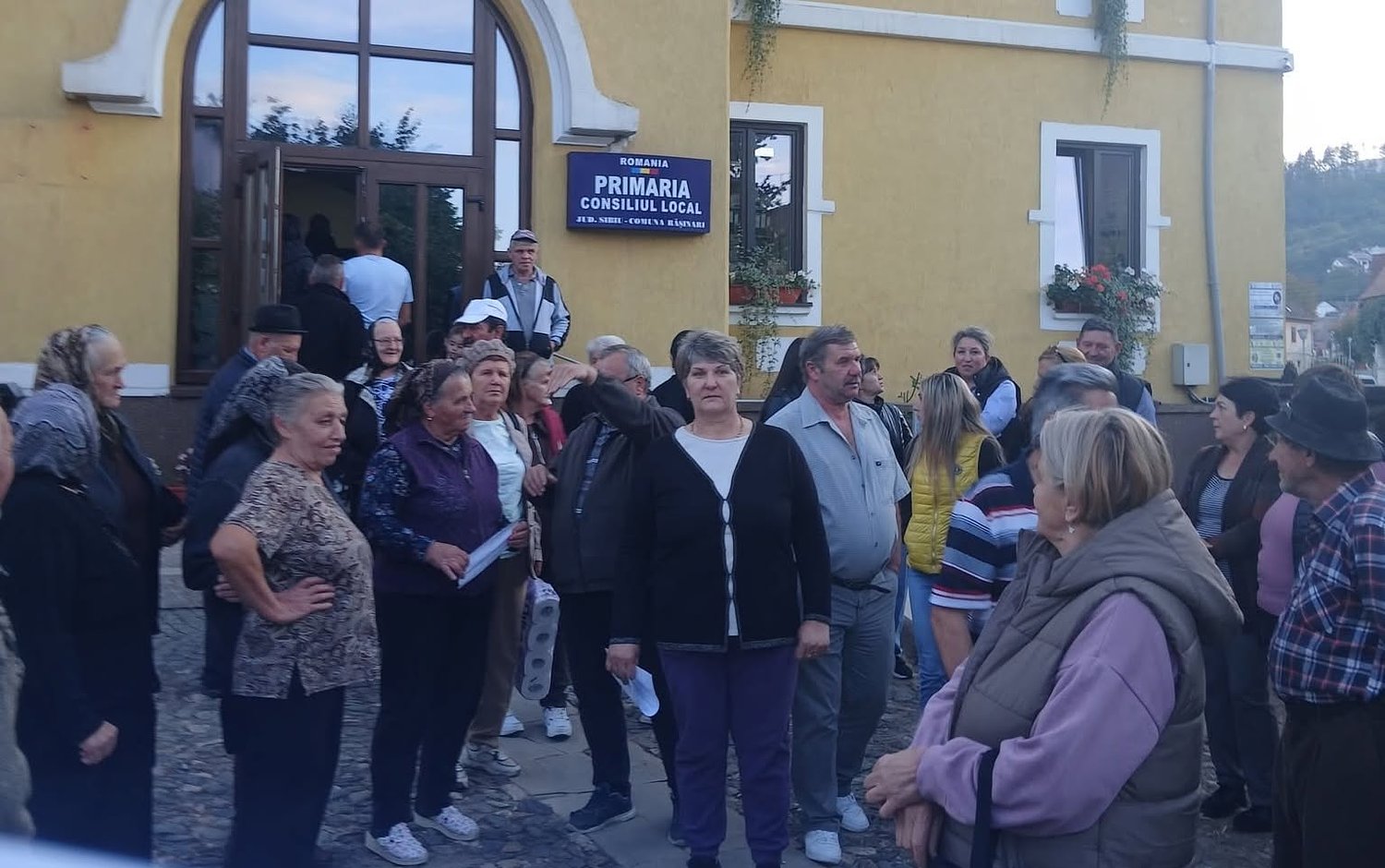 Ședință cu scântei la Primăria Rășinari pe tema exploatării de magneziu: localnicii se opun și cer să decidă prin referendum / video