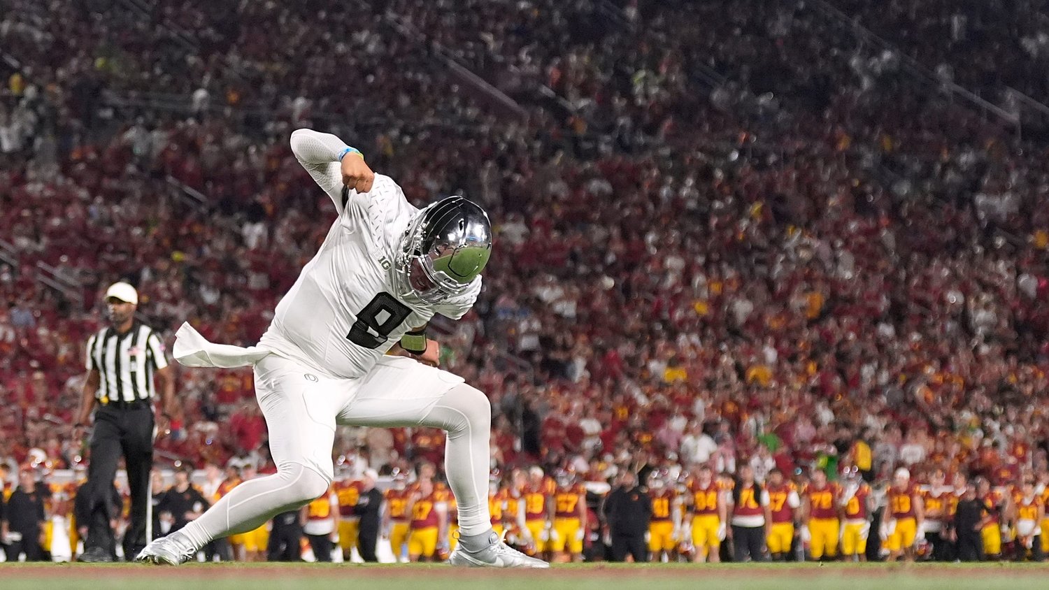 Backup QB Raiola leads Ducks to 41-27 victory over USC