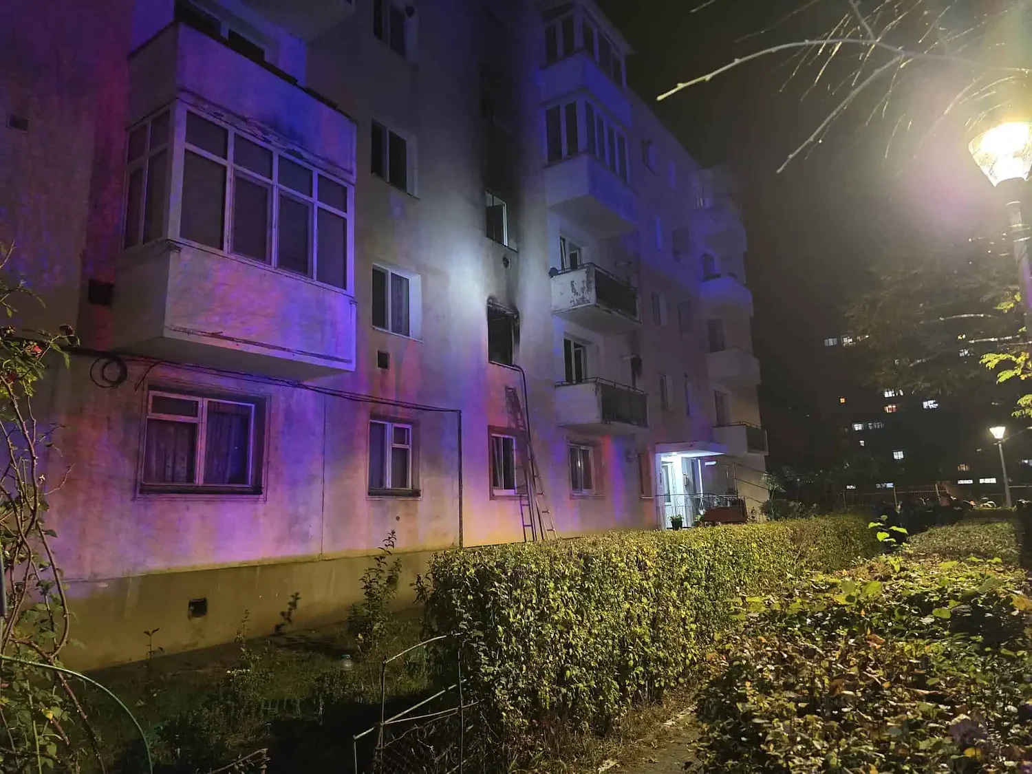 UPDATE. Mediaș, strada 1 Decembrie: trei persoane transportate la spital după incendiul din bloc