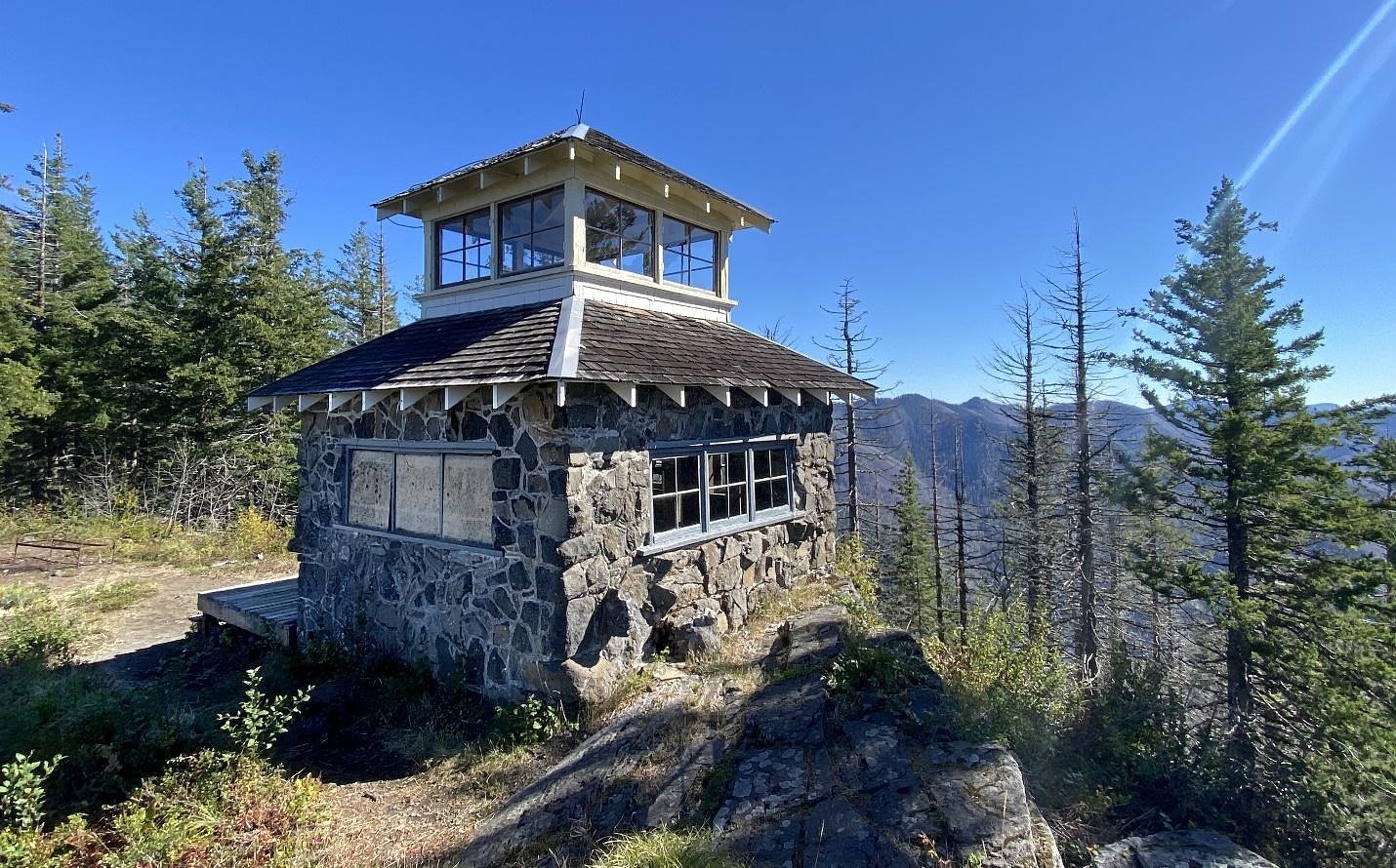 A restored 1932 fire lookout in the Cascades has spectacular views — and it’s free