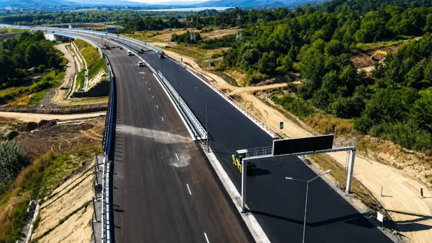 A văzut autostrada Sibiu - Pitești, ridicată pe dealurile copilăriei și a izbucnit în lacrimi: mărturia unui șofer de TIR