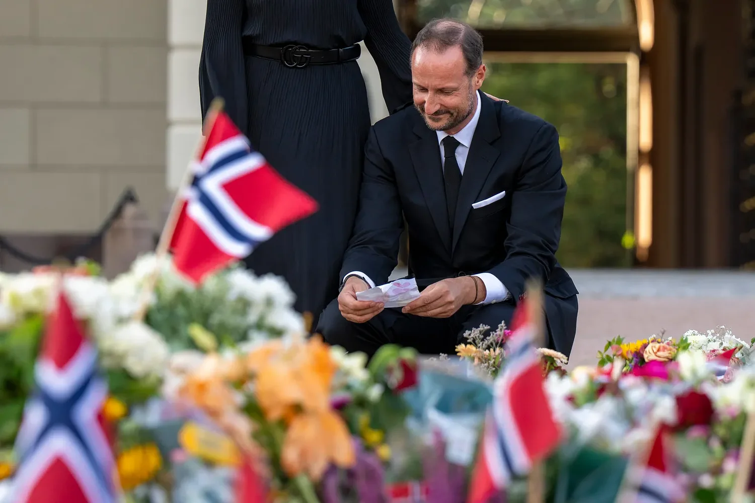Norway's King Haakon pledges an oath of allegiance to the constitution as his father lies in state