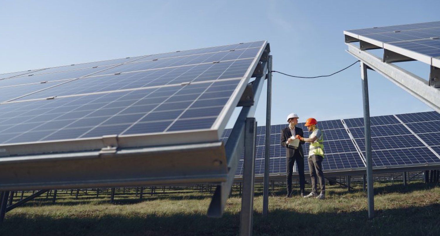 Schimbare importantă pentru prosumatori: modificarea TVA pentru panourile fotovoltaice și bateriile de stocare