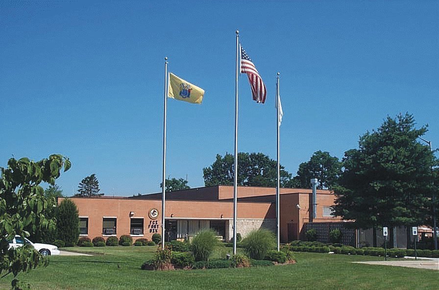 Corrections officer admits sex with prison inmate