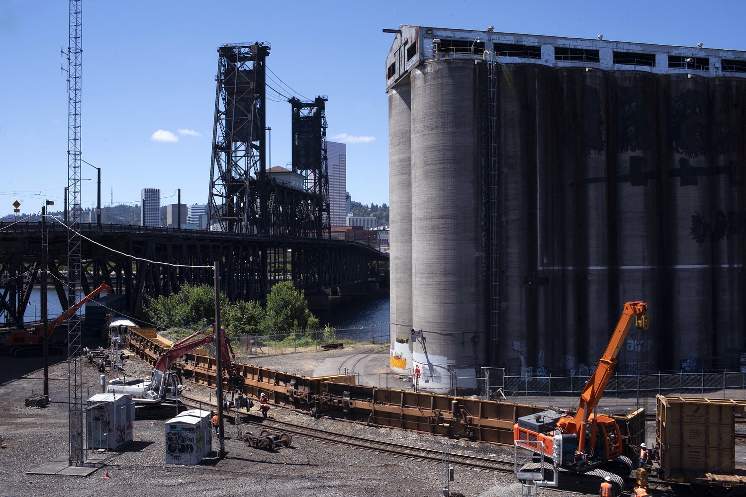 Early-morning train derailment near Portland’s Steel Bridge causes ongoing disruption