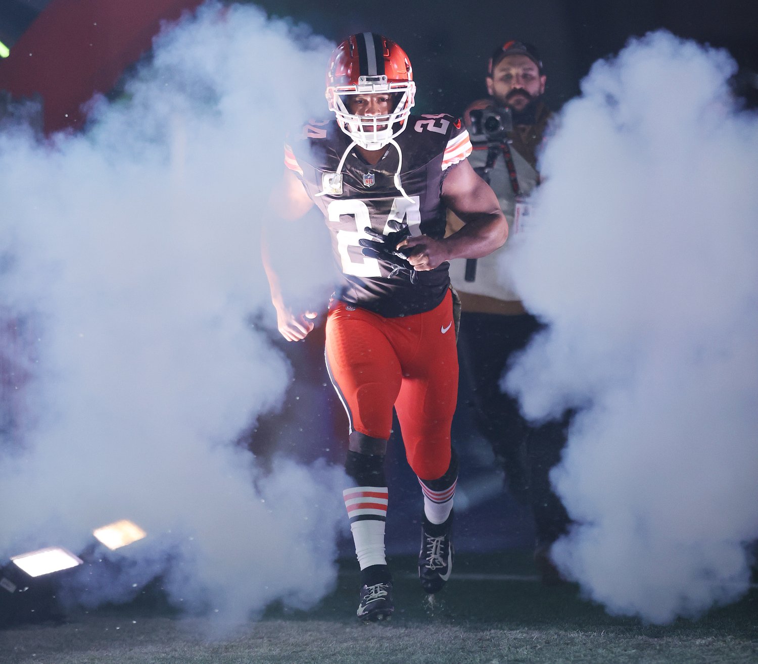 Watch Nick Chubb receive a warm welcome back to Browns headquarters as he retires as a Brown