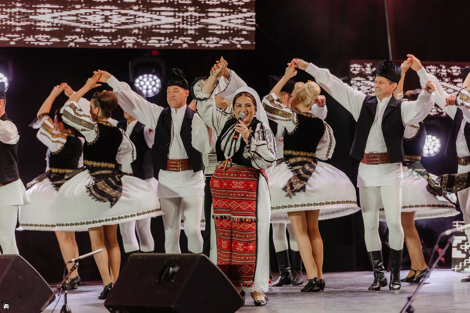 Junii Sibiului au dus folclorul românesc pe Mainstage-ul UNTOLD. Dansul tradițional, în mijlocul festivalului de la Cluj / video