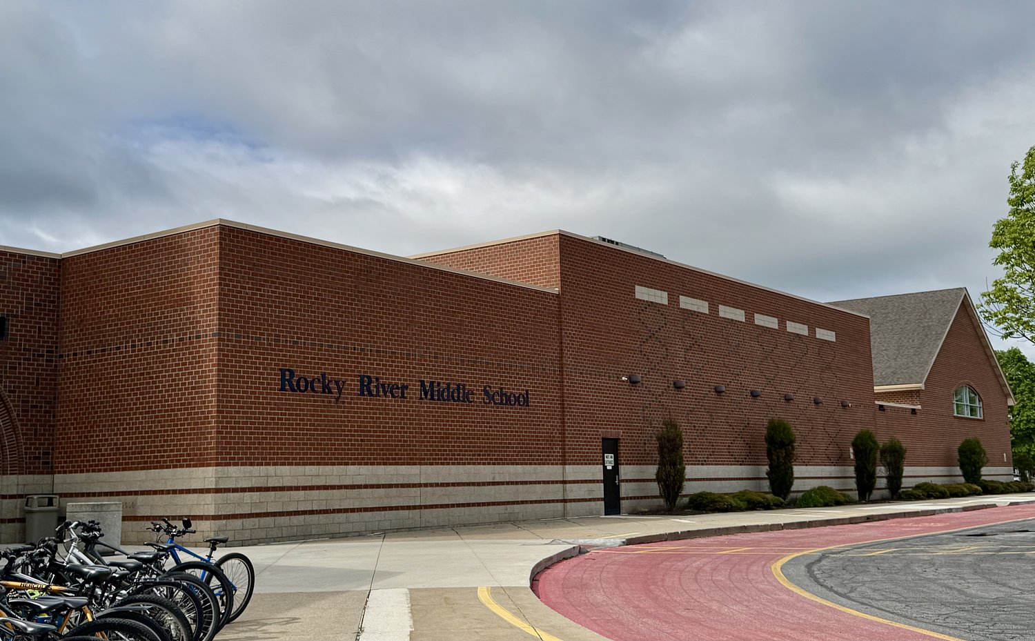 Navy veteran presents Rocky River schools with Purple Star honor