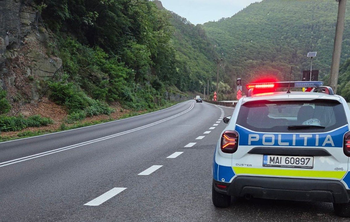 Trafic îngreunat pe Valea Oltului: pietre căzute de pe versanți au avariat o mașină la Boița