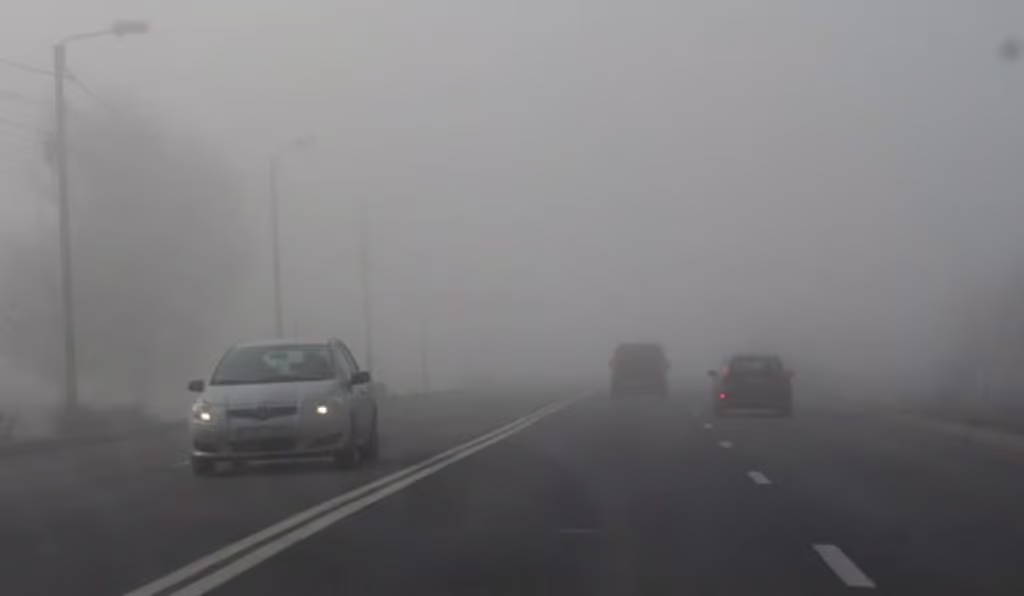 Atenție, șoferi: ceață groasă în Sibiu, Mediaș și alte zeci de localități