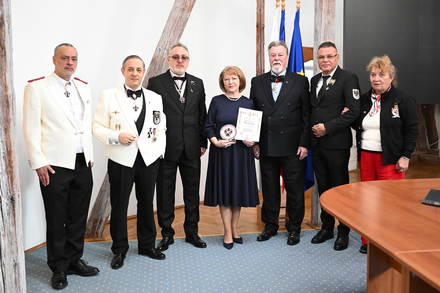 Vizită de rang înalt la Primăria Sibiu: Ordinul Militar Teutonic a înmânat „Placheta pentru pace” lui Astrid Fodor / foto