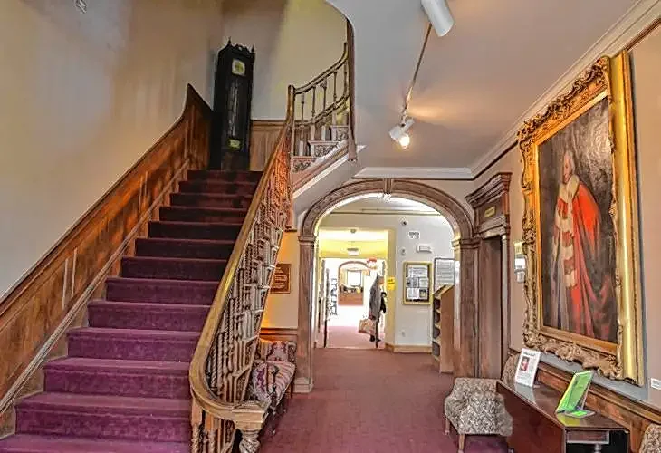 Jones Library weighs selling portrait of English nobleman