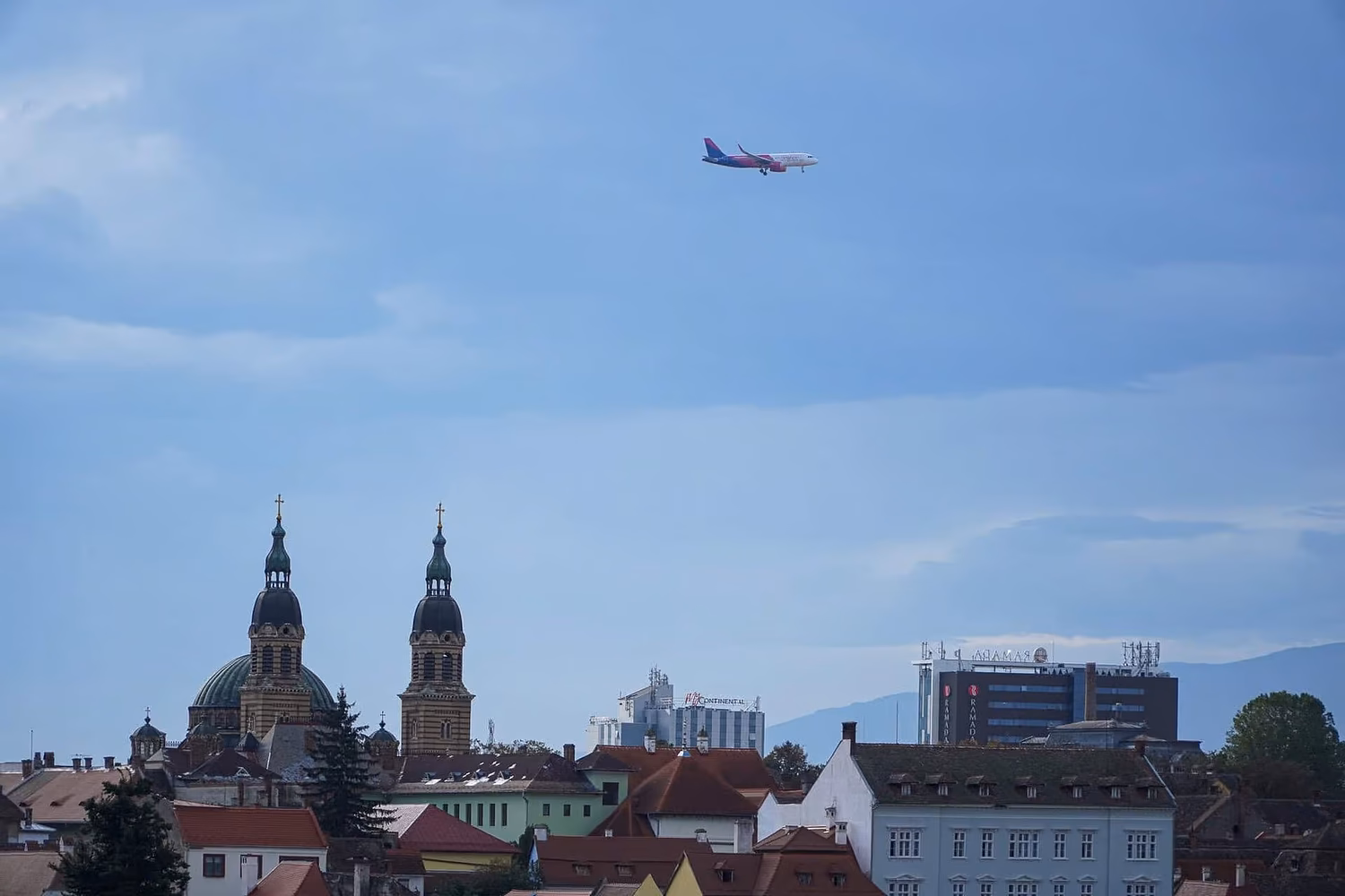 Un avion survolează timp de 6 ore cerul Sibiului: face manevre speciale