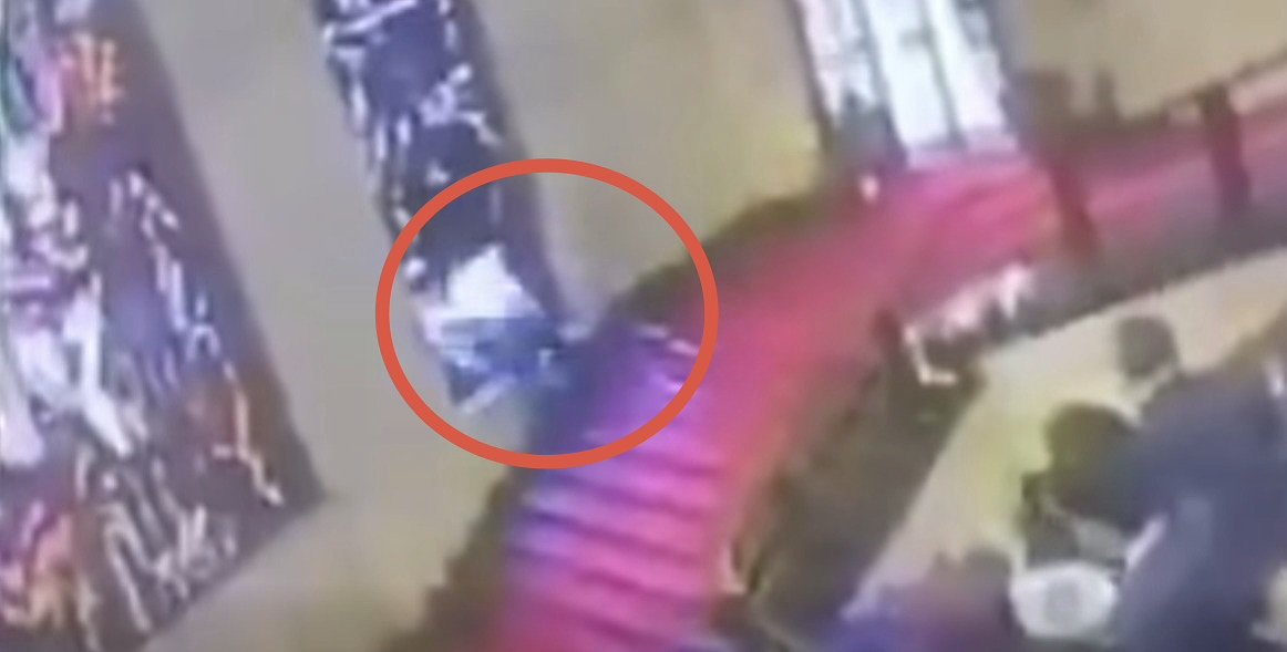 Vitraliu de valoare istorică imensă, distrus de un politician: s-a împiedicat și a dat cu capul în el / video