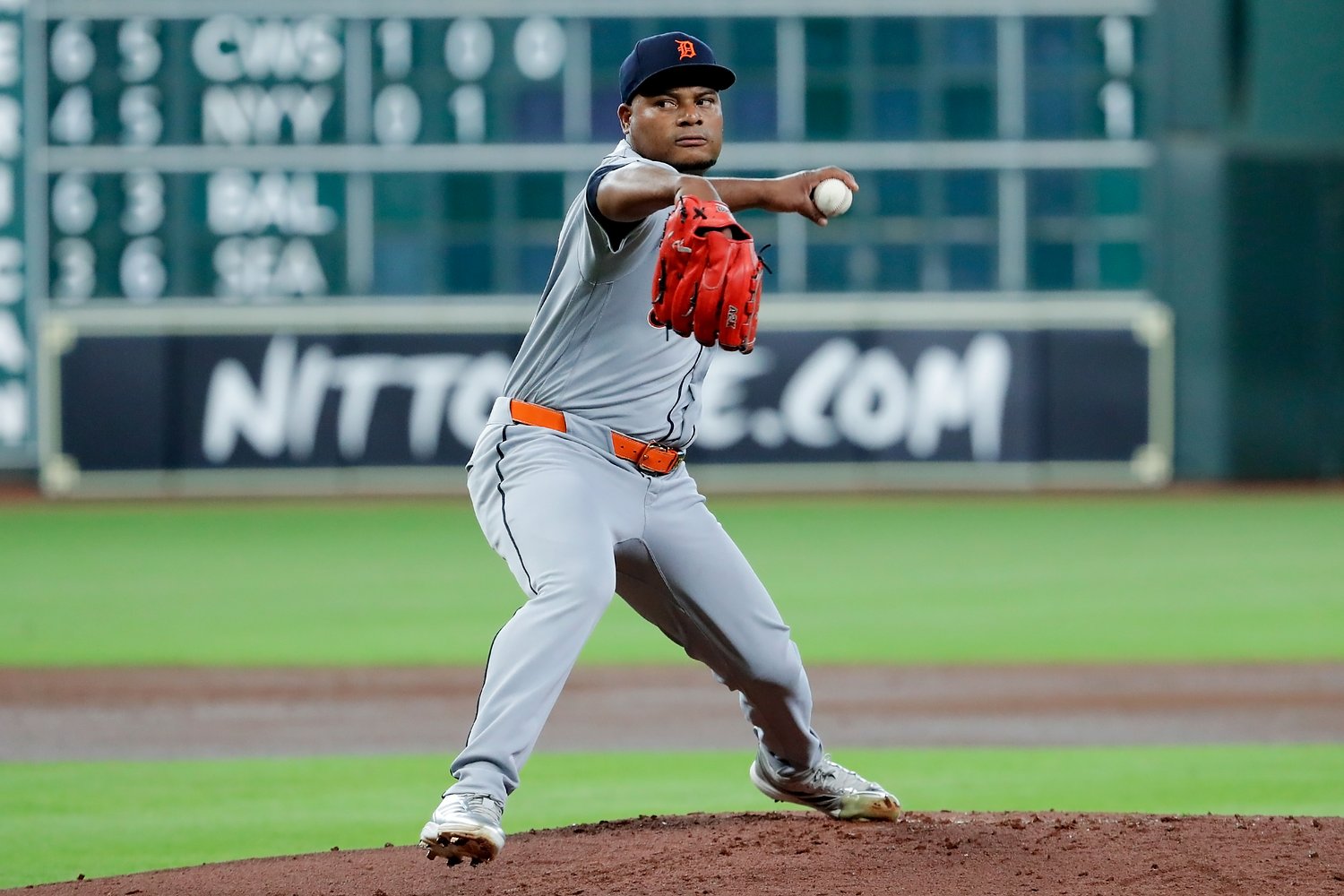 Tigers let late lead slip away as Astros rally to even series