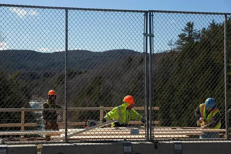 Traffic restrictions continue at Quechee Gorge Bridge as project faces further setbacks