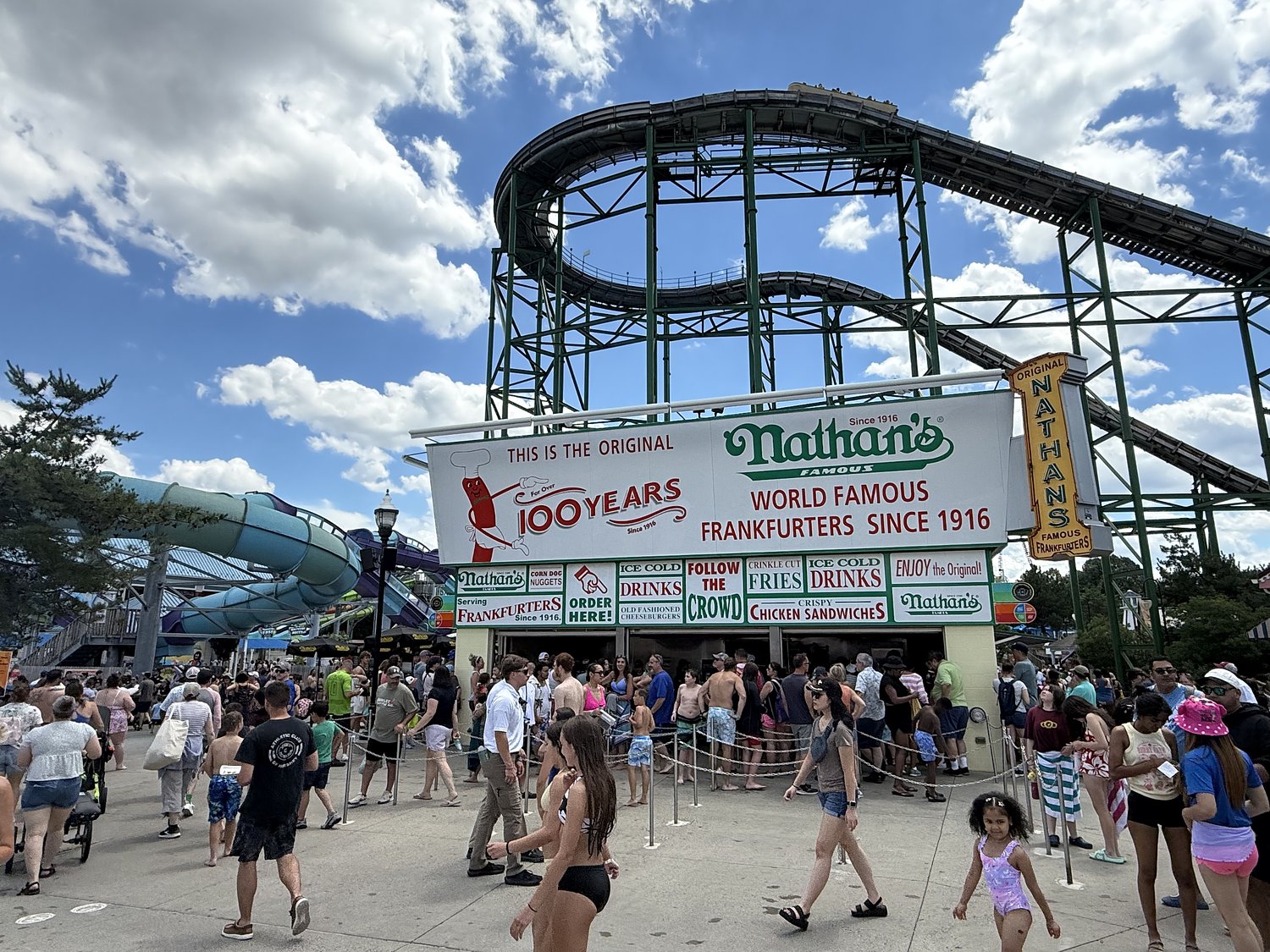 Weiner takes it all: Pa. locals compete in Hersheypark hot dog eating contest