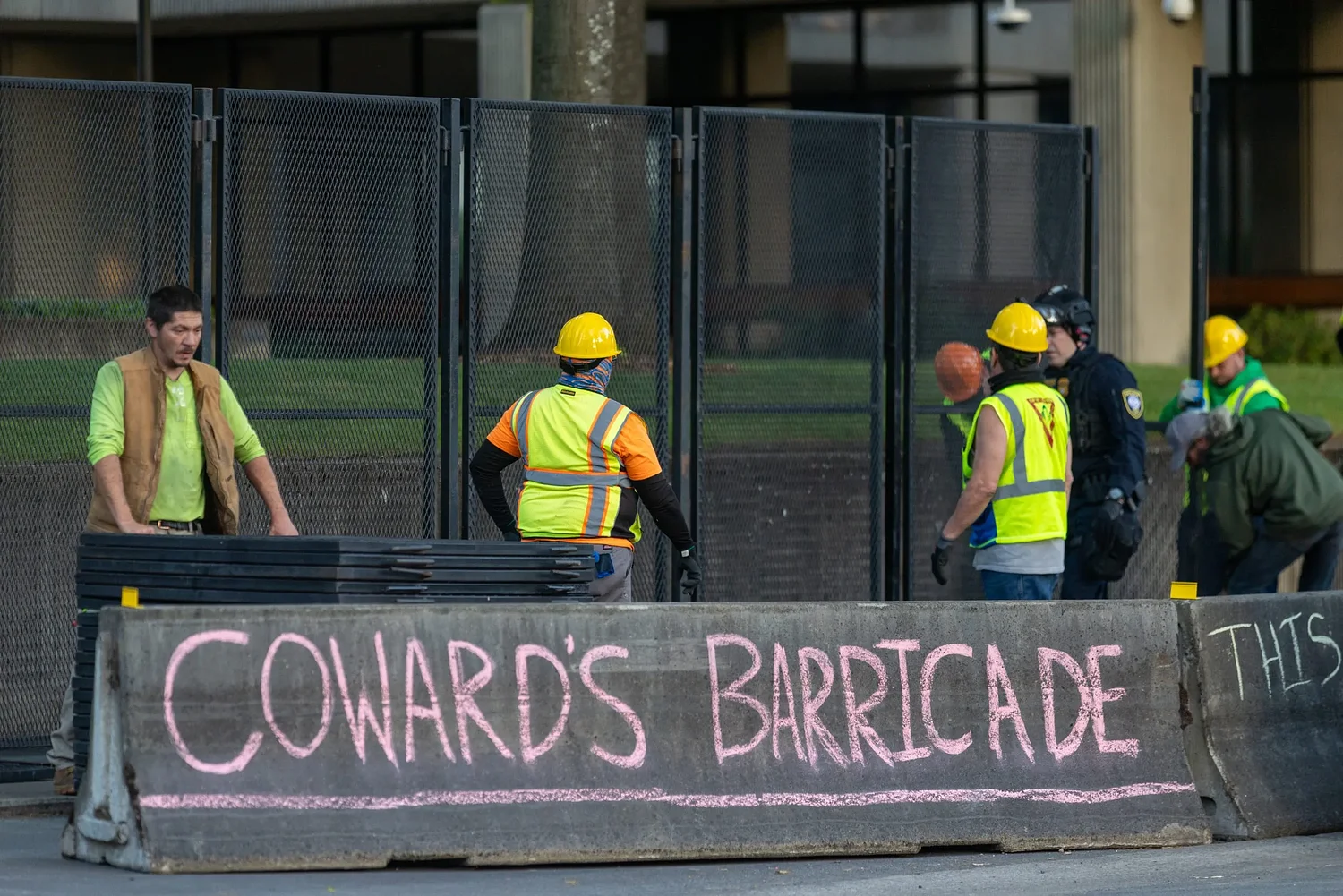Protesters turn out as fencing goes up around Eugene Federal Building