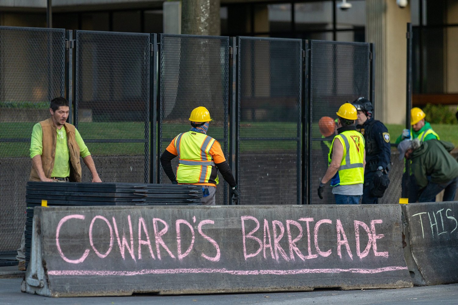 Protesters turn out as fencing goes up around Eugene Federal Building