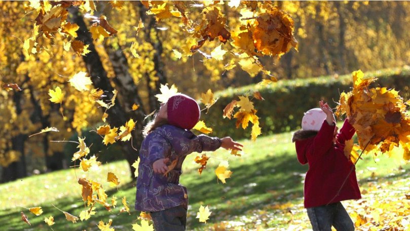Toamnă prelungită și ploi puține: cum va fi vremea până la 1 decembrie