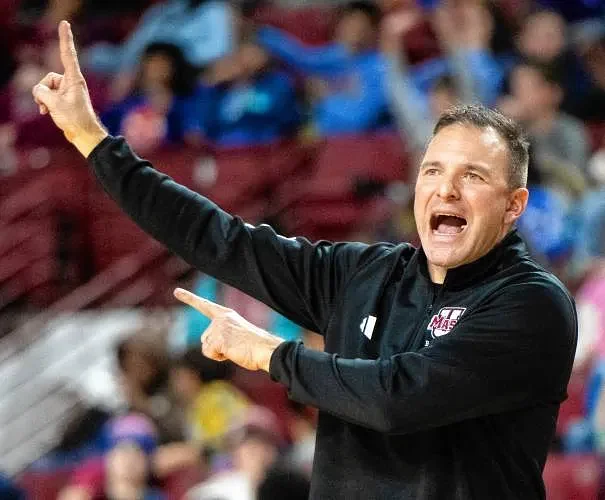 UMass women’s basketball head coach Mike Leflar signs contract extension