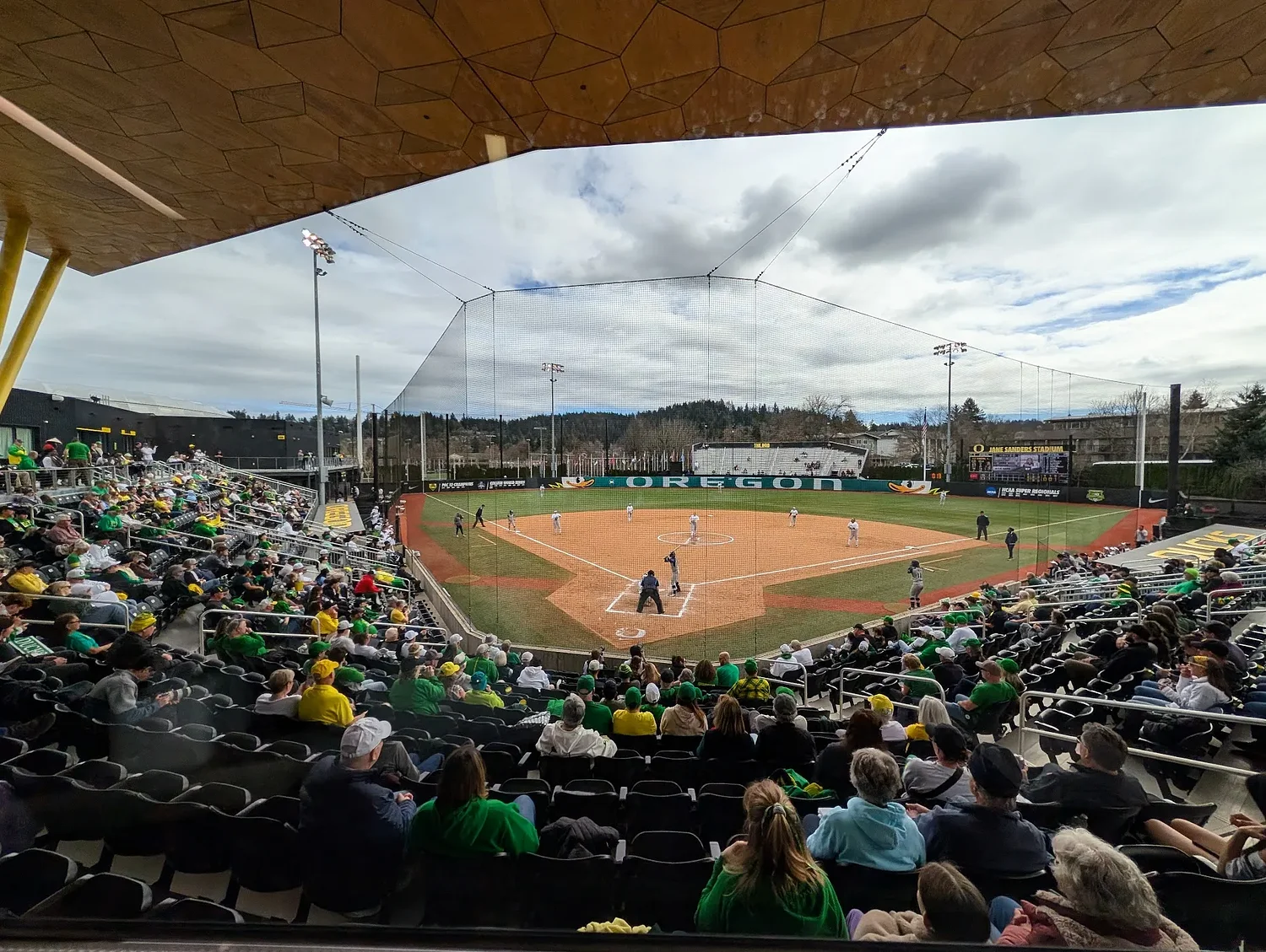 A good weekend for UO softball; Ducks basketball shifts to postseason