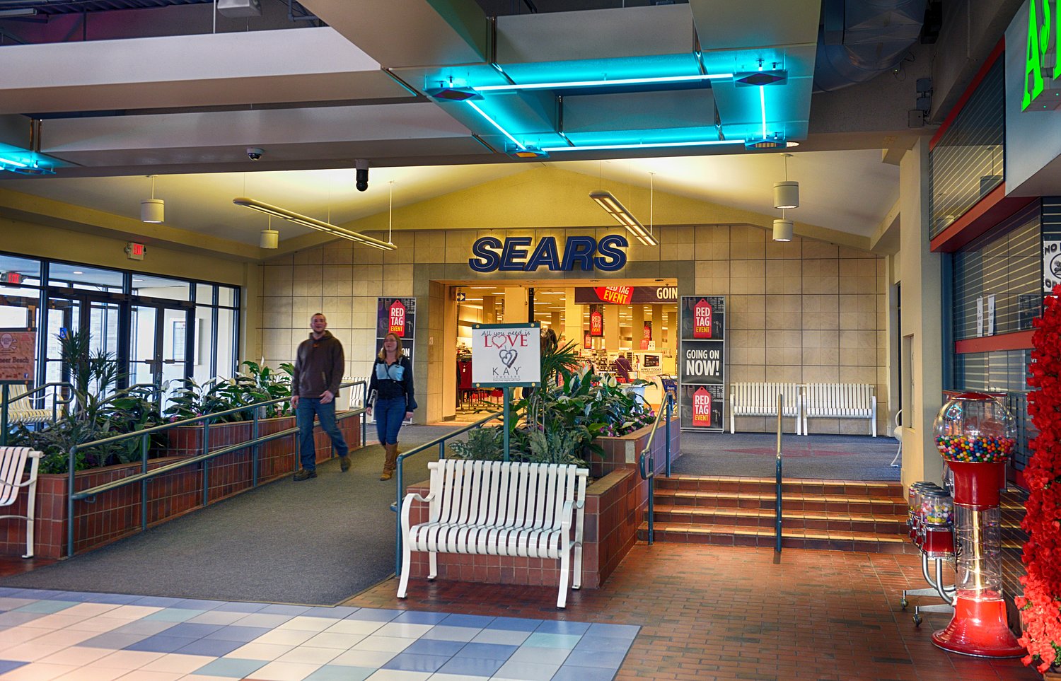 Old Sears decays as Springfield Crossing rises, and state rep. has questions