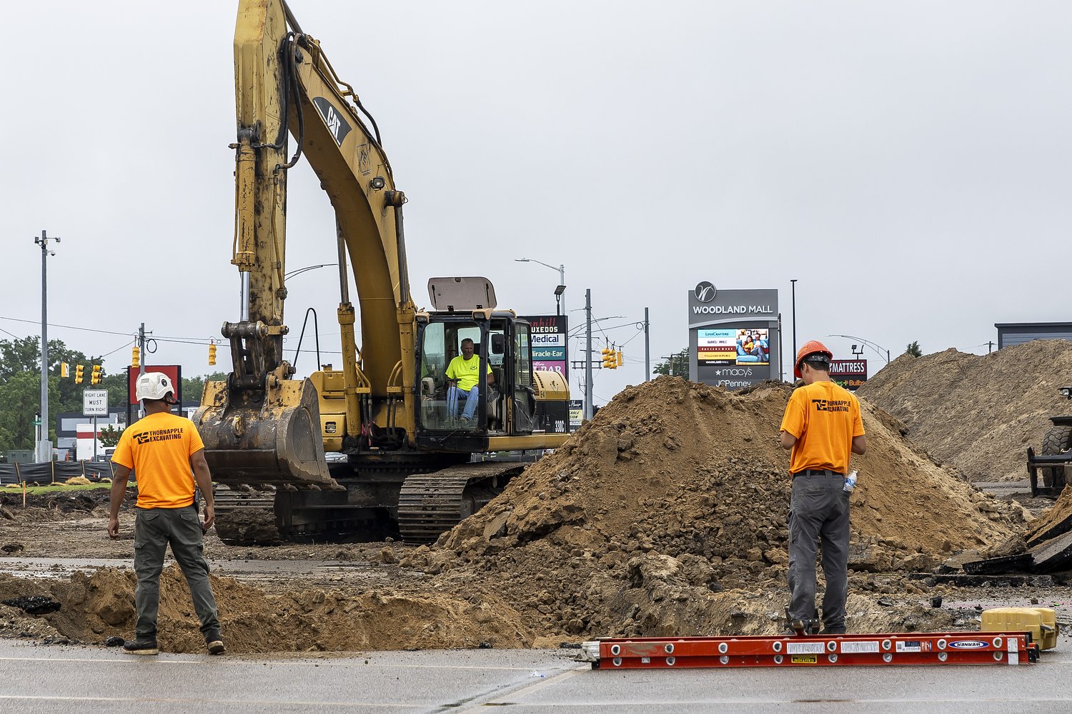 What’s that being built by Woodland Mall? It’ll have a popular burger chain