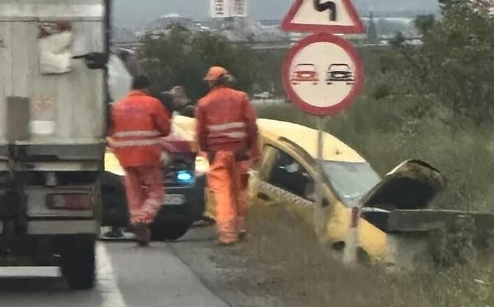 Accident cu 2 mașini la ieșire din Sibiu spre Mediaș. O persoana este încarcerată / update
