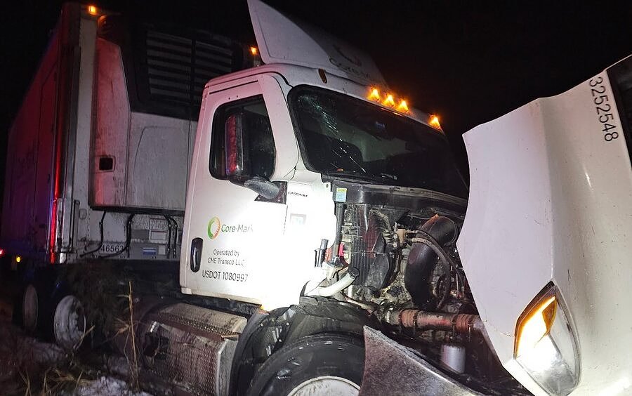 Tractor-trailer hauling groceries crashes on I-95 in Maine