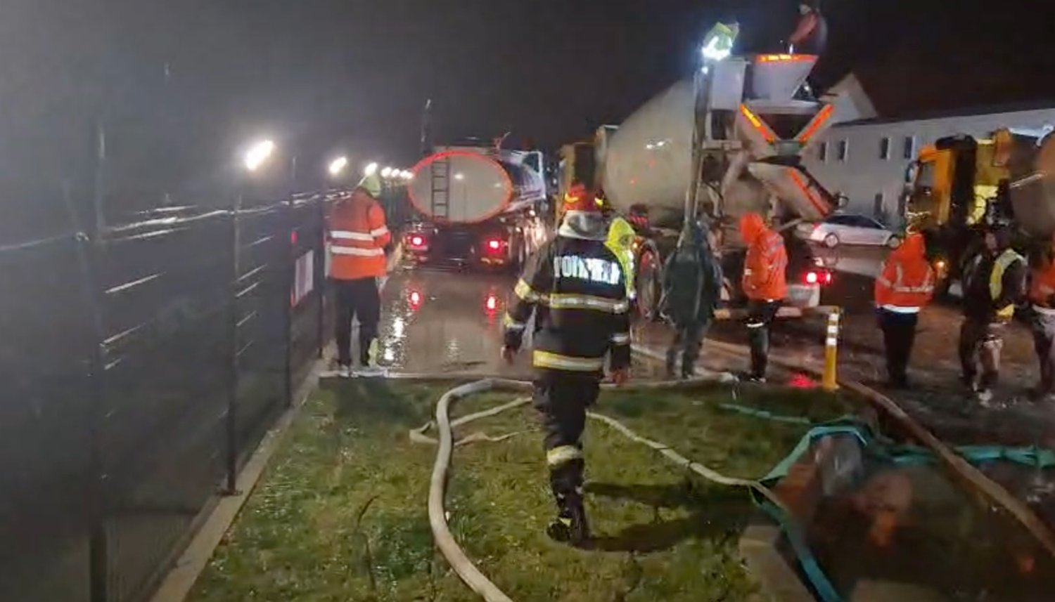 Inundație pe Valea Oltului la Câineni: apă pe carosabil și în curtea unei firme / video