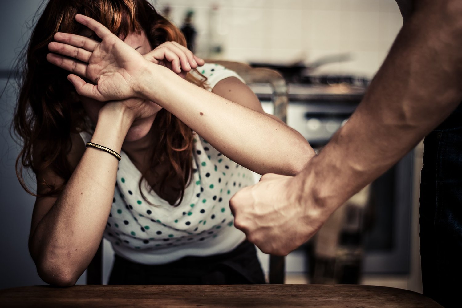 Weekend cu scandaluri în familie la Sibiu: soți beți și violenți, fii care își atacă mamele