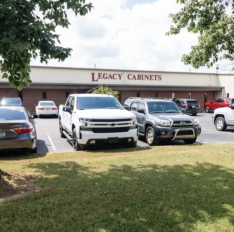 Alabama cabinet maker closes, leaving hundreds of employees without a job on short-notice