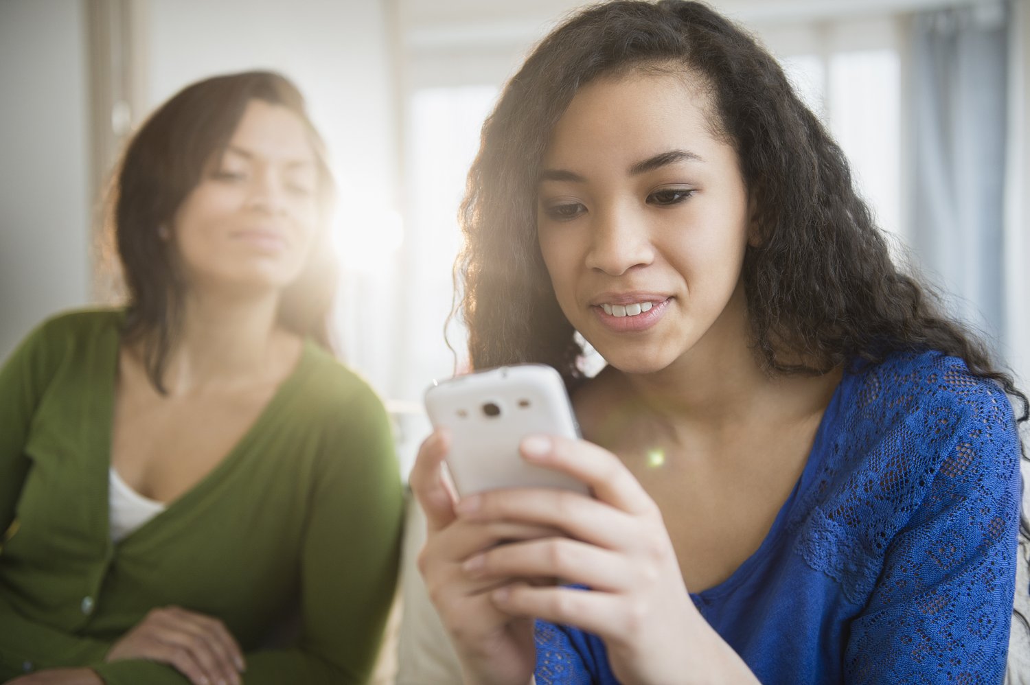 Dear Annie: My younger sister’s attention is always on her cell. I’m not sure she’s even half listening to me