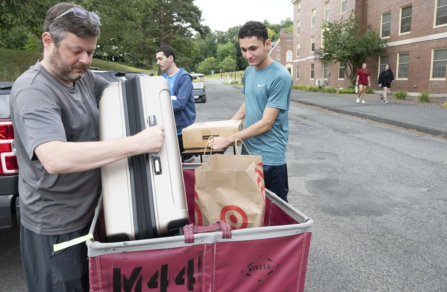 New faces, big numbers at UMass move-in
