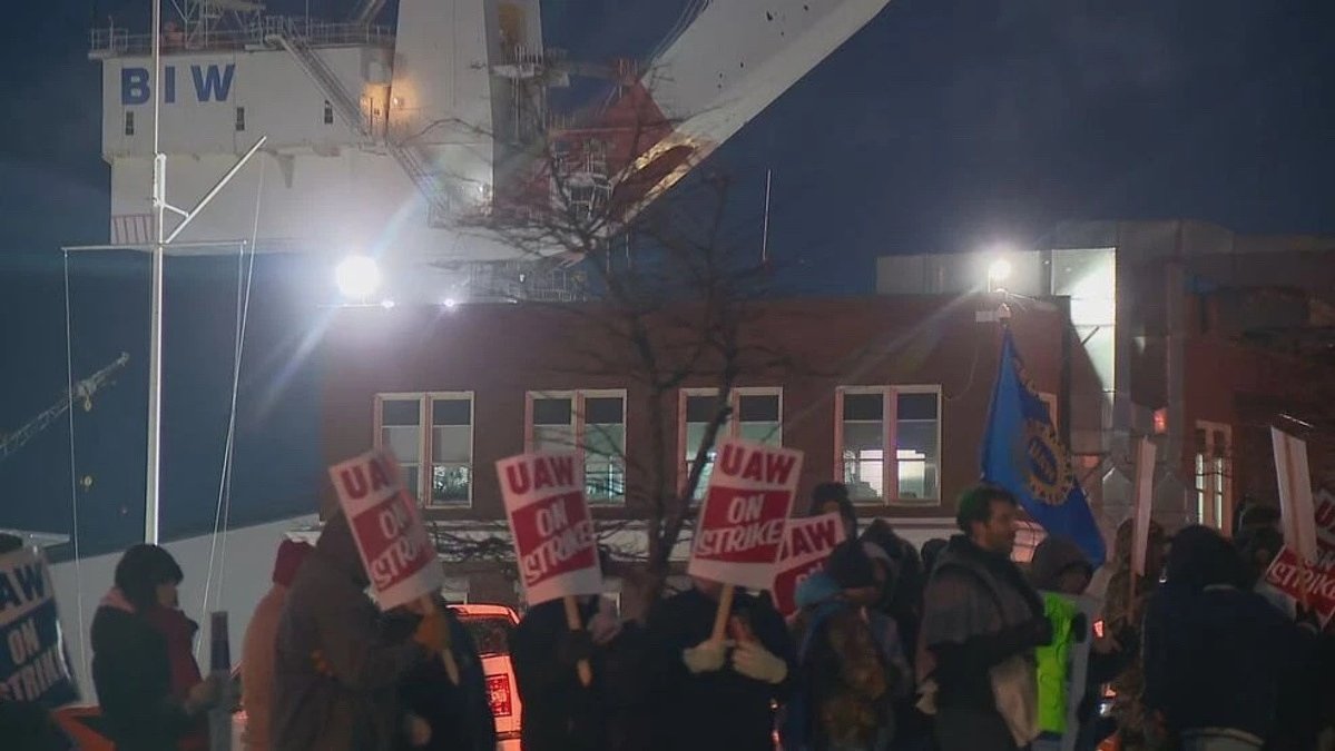 Bath Iron Works sends revised offer to striking union workers