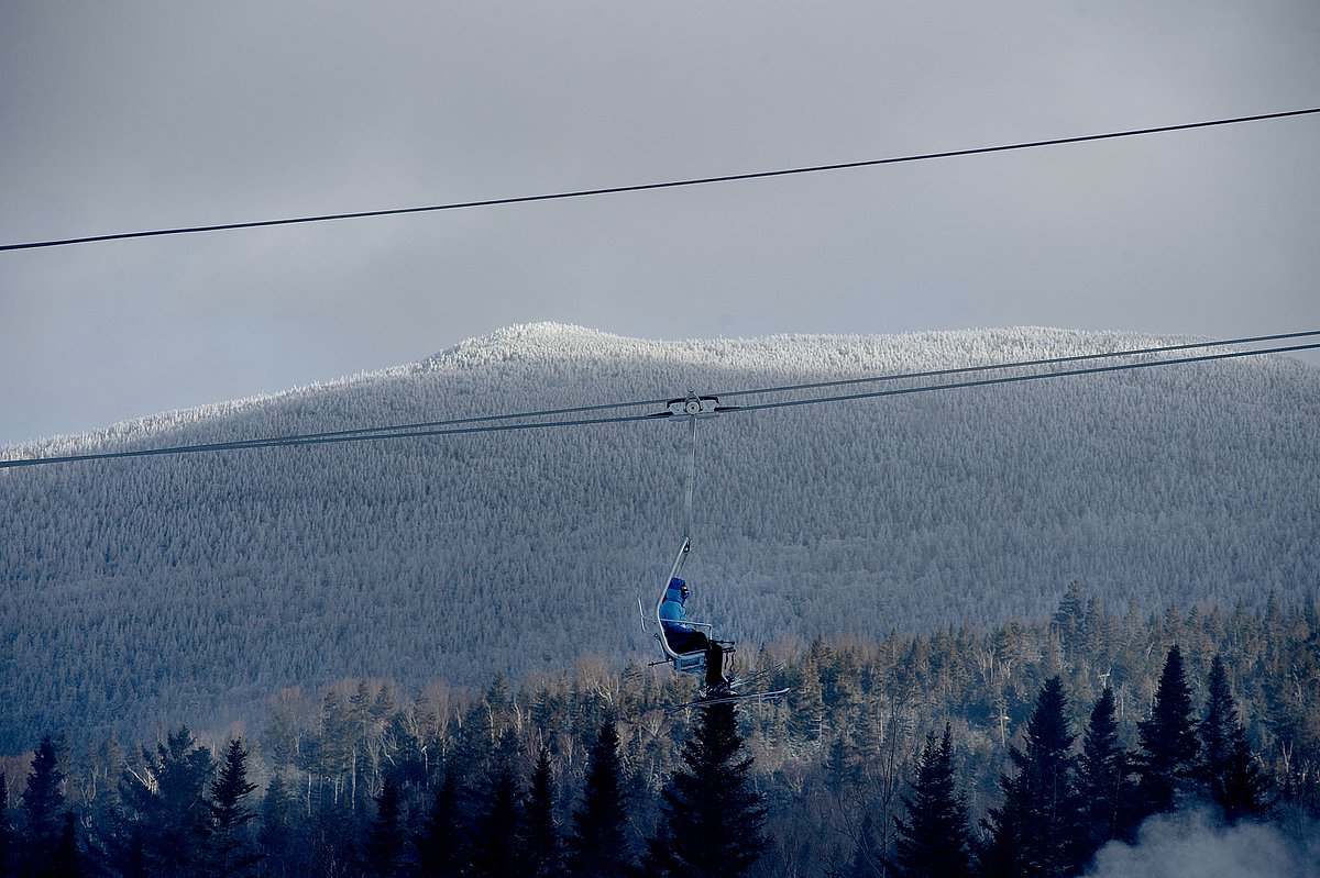 Strong winds temporarily shut down Maine ski lifts