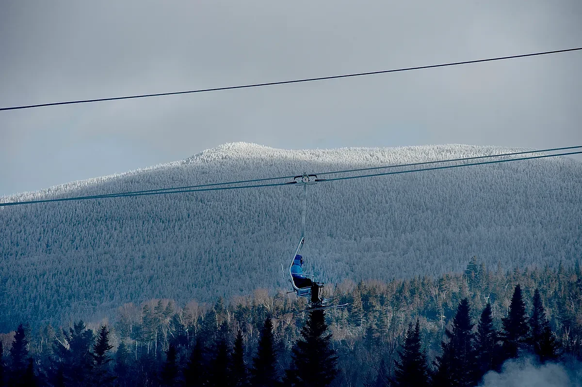 Strong winds temporarily shut down Maine ski lifts