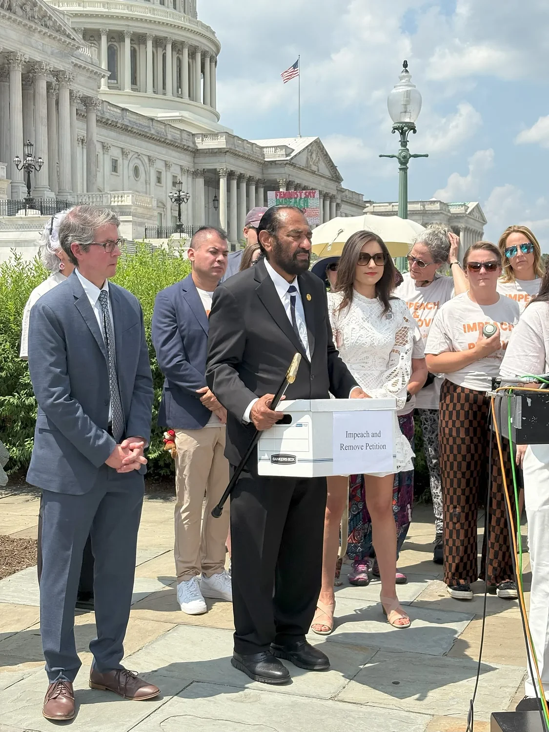 Rep. Al Green delivers impeachment petition as signatures near 1 million