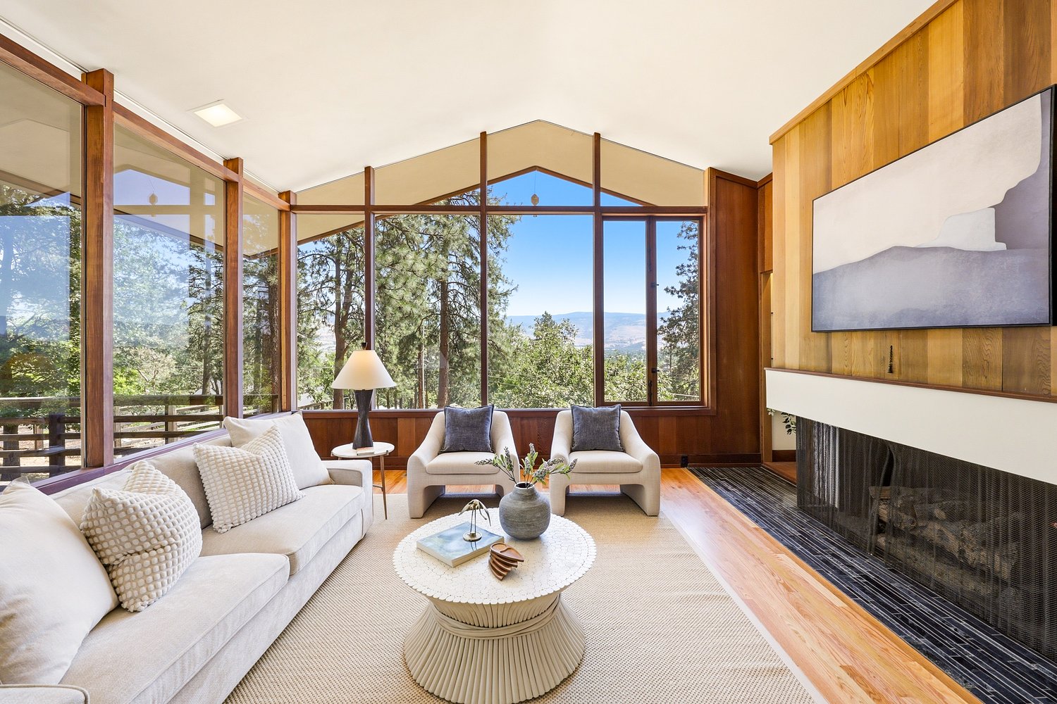 Stunning Oregon home for sale was designed by a Frank Lloyd Wright apprentice. It received an offer in days