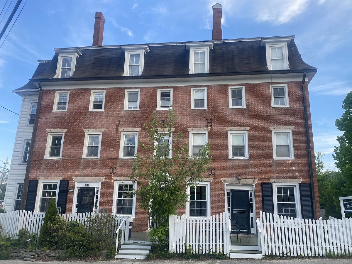 A Deer Isle seafood farmer is opening an oyster bar in downtown Blue Hill