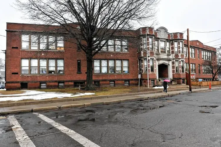 Easthampton plans temporary parking at old Maple Elementary site