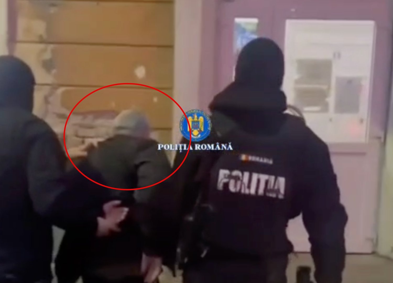 Șoferul de TIR beat care a rămas blocat pe calea ferată la Apoldu de Jos, reținut / video 
