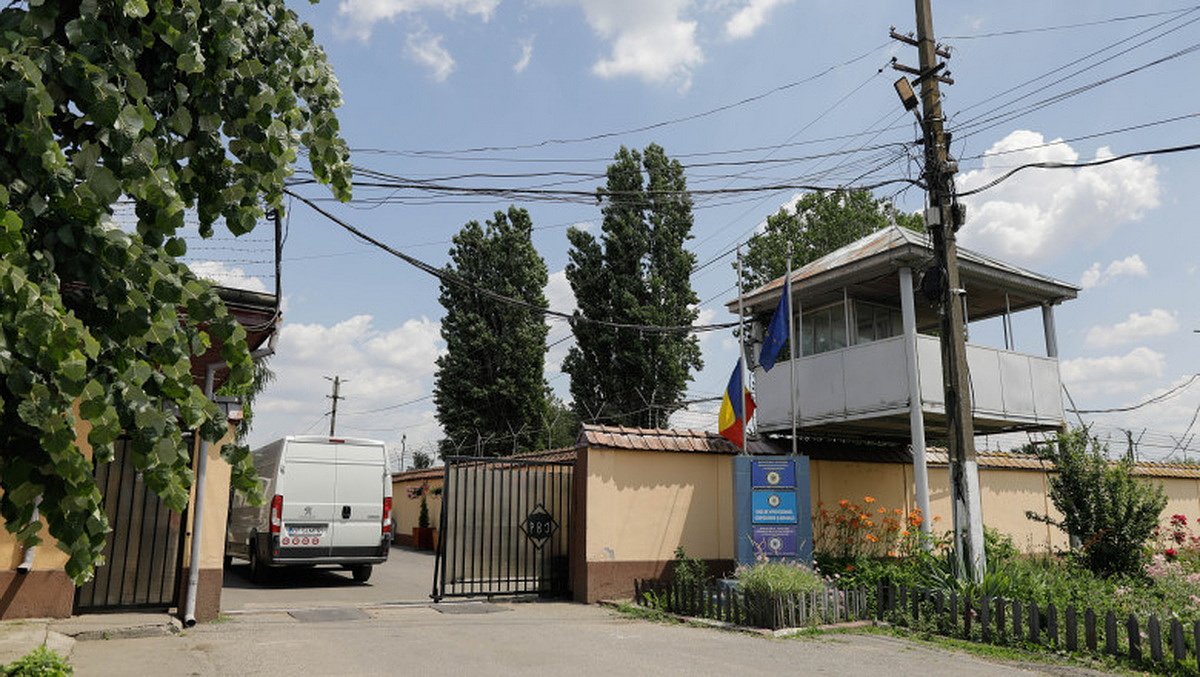 Doi polițiști reținuți după ce au introdus droguri și telefoane mobile în celule dintr-un penitenciar