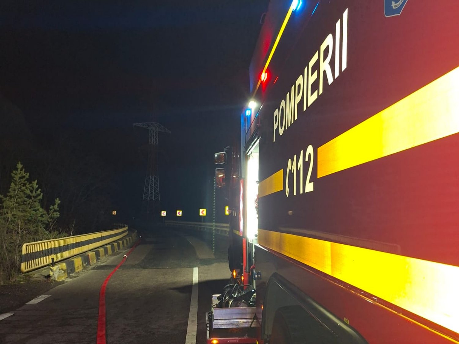 Valea Oltului rămâne închisă din cauza pericolului de explozie. ISU: „Nu putem estima când se va relua traficul”
